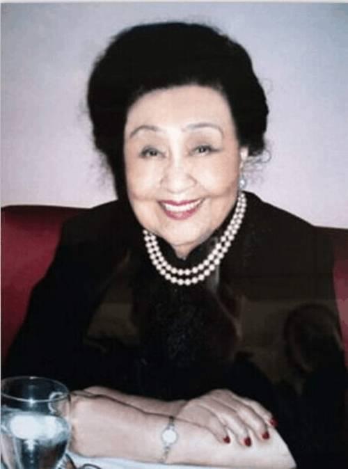 111歲的她兩度喪夫還罹患絕症,她依然「穿旗袍加高跟鞋」跑趴!長壽秘訣:「被上帝忘了」。% 照片 111歲的她兩度喪夫還罹患絕症,她依然「穿旗袍加高跟鞋」跑趴!長壽秘訣:「被上帝忘了」。
