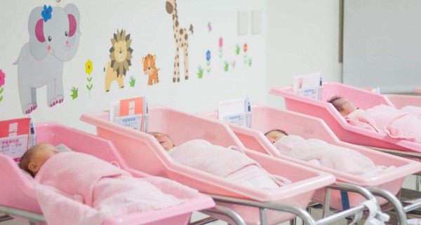婆婆擲筊硬幫孫女取名,「難聽到」新手媽坐月子崩潰大哭!% 照片 婆婆擲筊硬幫孫女取名,「難聽到」新手媽坐月子崩潰大哭!