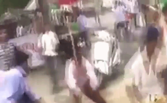 爸爸被擋在加護病房外,男護理師逼少女脫衣「注藥性侵」!民眾群起激憤「院前激烈幹架」!% 照片 爸爸被擋在加護病房外,男護理師逼少女脫衣「注藥性侵」!民眾群起激憤「院前激烈幹架」!