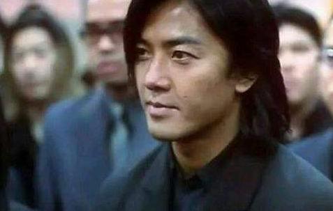 「香港第五天王」鄭伊健獲封「90年代男神」如今在哪?好友陳小春說出真相「因為沒出息」!% 照片 「香港第五天王」鄭伊健獲封「90年代男神」如今在哪?好友陳小春說出真相「因為沒出息」!