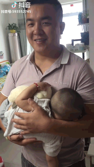 新手爸以為哄睡寶寶超得意 鏡頭一轉「小惡魔露甜笑」:你還太嫩!% 照片 新手爸以為哄睡寶寶超得意 鏡頭一轉「小惡魔露甜笑」:你還太嫩!