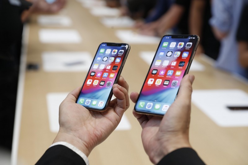 排91小時!搶iPhone XS買一送一 頭香哥抱「7萬贈品」又抽手錶好開心% 照片 排91小時!搶iPhone XS買一送一 頭香哥抱「7萬贈品」又抽手錶好開心