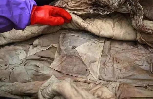 挖地基卻「挖到600年前的女人」!皮膚狀態根本剛下土 超狂防腐技巧考古學家全傻掉% 照片 挖地基卻「挖到600年前的女人」!皮膚狀態根本剛下土 超狂防腐技巧考古學家全傻掉