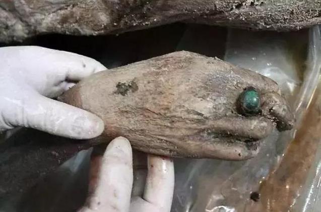 挖地基卻「挖到600年前的女人」!皮膚狀態根本剛下土 超狂防腐技巧考古學家全傻掉% 照片 挖地基卻「挖到600年前的女人」!皮膚狀態根本剛下土 超狂防腐技巧考古學家全傻掉