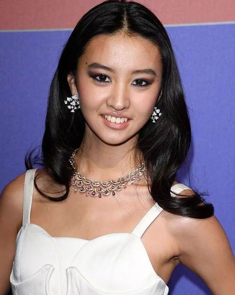 木村光希出席「米蘭時裝週」亮眼登場 但卻因「超違和妝容」被酸民狠批:好可怕...% 照片 木村光希出席「米蘭時裝週」亮眼登場 但卻因「超違和妝容」被酸民狠批:好可怕...