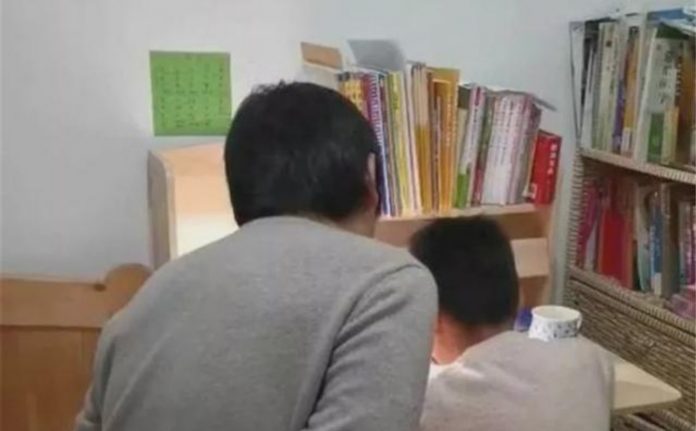 兒子腦袋不靈光虎爸怕「打過頭」 他「反綁自己雙手」:這樣就安全了% 照片 兒子腦袋不靈光虎爸怕「打過頭」 他「反綁自己雙手」:這樣就安全了