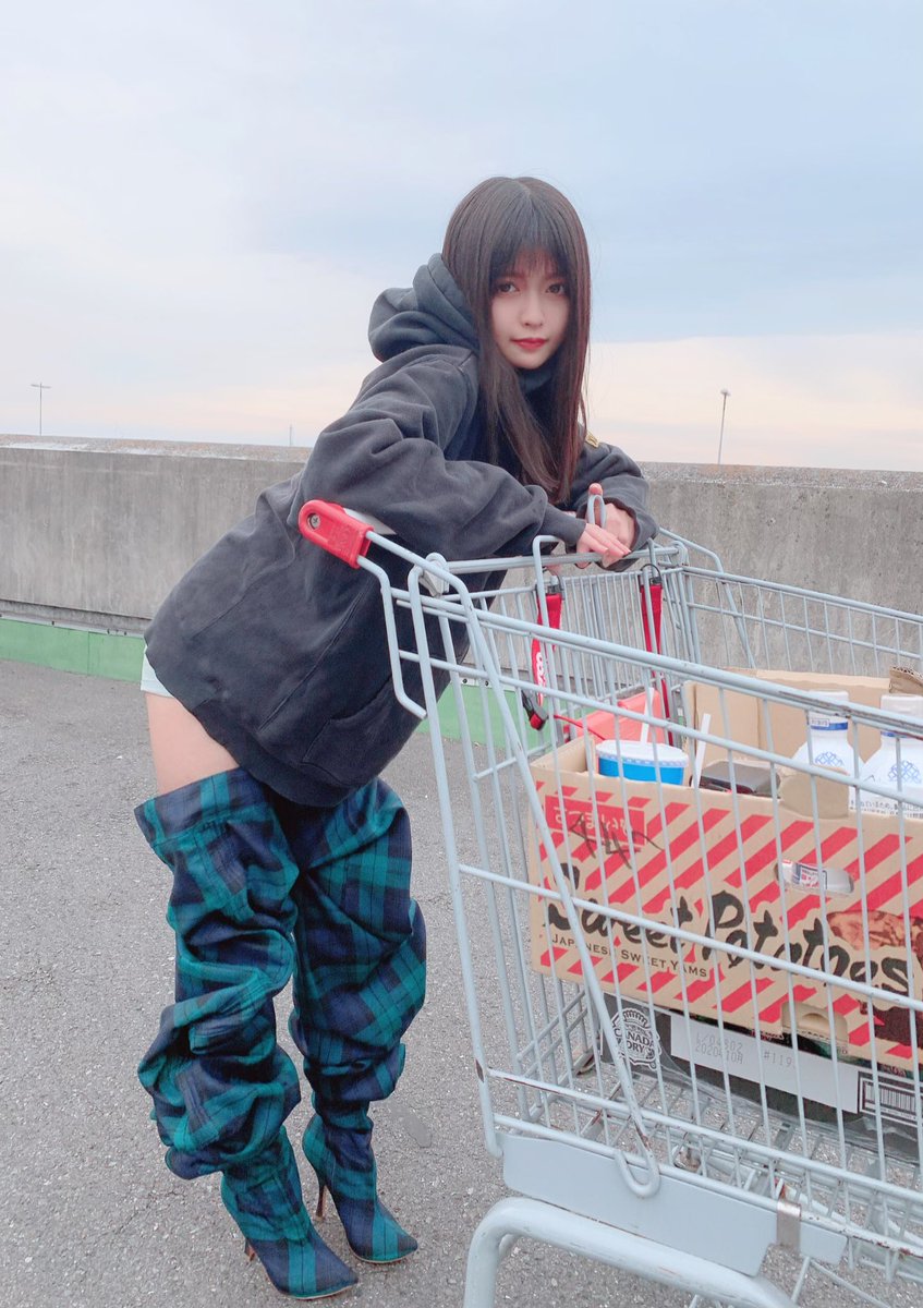 日本美少女「時尚穿搭」嚇壞網友大賣場「褲子脫一半」本人還