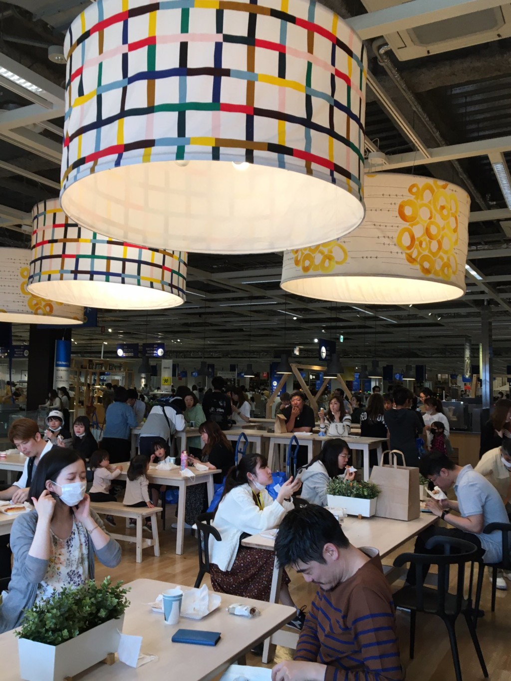 日政府規定「黃金週」必要才能出門 民眾「塞爆IKEA」搶肉丸!% 照片 日政府規定「黃金週」必要才能出門 民眾「塞爆IKEA」搶肉丸!