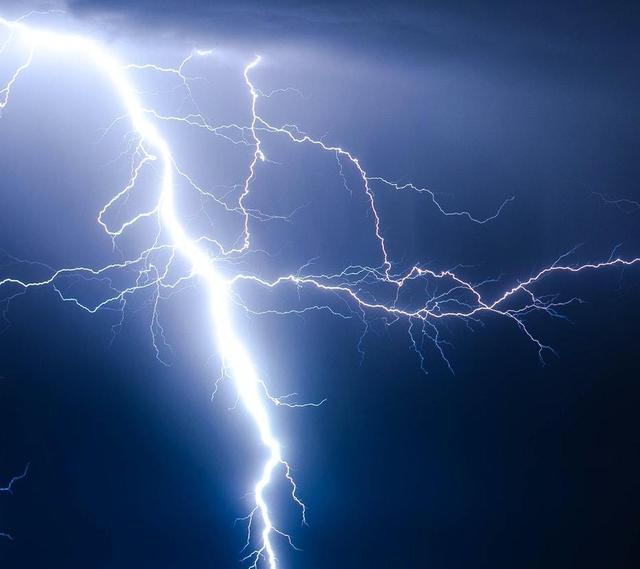 雷劈中醫生叫醒「大腦裡的天才」他狂彈鋼琴:旋律一直冒出來% 照片 雷劈中醫生叫醒「大腦裡的天才」他狂彈鋼琴:旋律一直冒出來