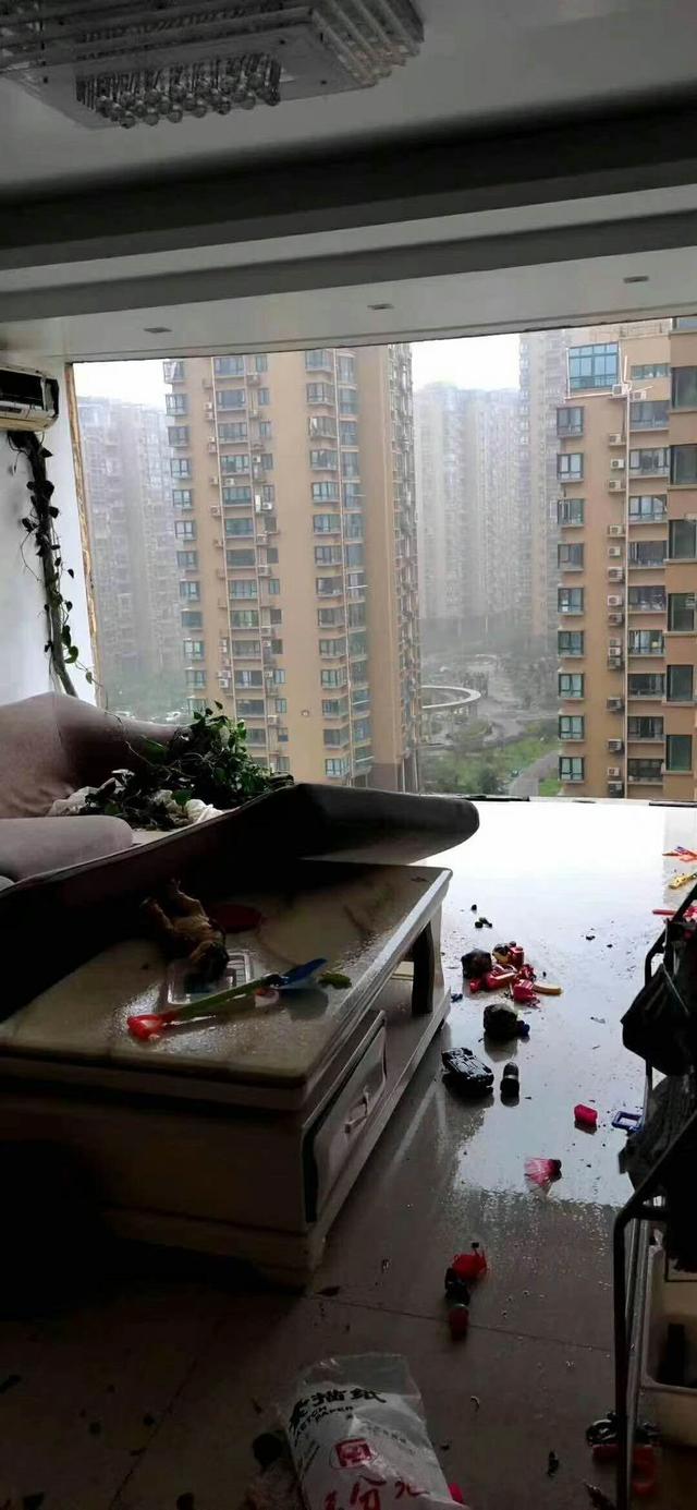 豆腐渣工程!大樓遇颱風「整面牆被吹走」客廳全看光光% 照片 豆腐渣工程!大樓遇颱風「整面牆被吹走」客廳全看光光