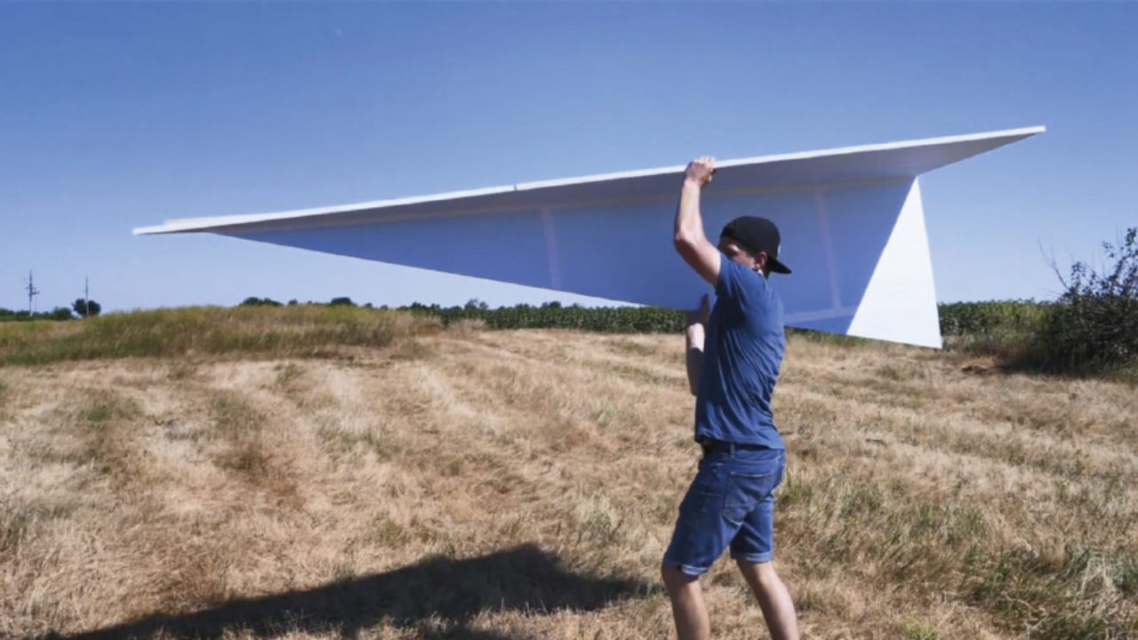影 紙飛機可以飛多遠 他挑戰打造 3公尺紙飛機 飛下畫面太過癮