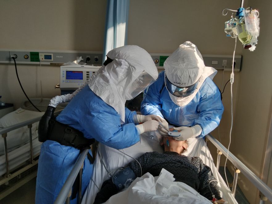兒子帶病毒回家!重症母插管前「我不怪你」惹哭萬人% 照片 兒子帶病毒回家!重症母插管前「我不怪你」惹哭萬人