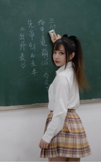 正妹老師穿「高中妹制服」授課！家長氣炸：小孩會被誘惑