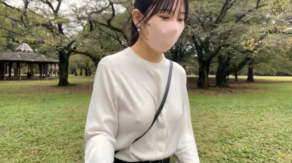 女星街頭「無罩散步」狂晃喊:害羞 3分鐘影片爆紅破20萬觀看