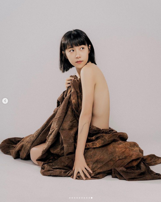 NanaQ「全脫照」公開:誰比極簡女更適合?大尺度連發網驚艷